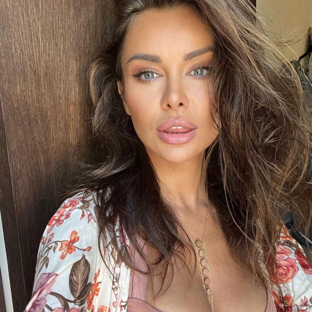 Te sandałki na wesele to „sztos”. Natalia Siwiec wygląda w nich jak gwiazda Hollywood